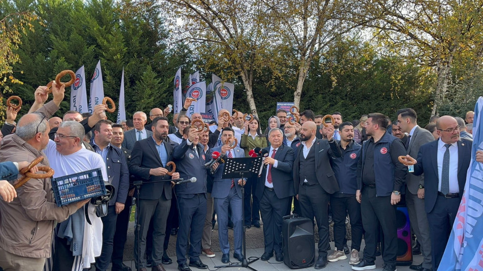 DEVLET MEMURLARI KONFEDERASYONU’NDAN TBMM ÖNÜNDE DİKKAT ÇEKEN BASIN AÇIKLAMASI: “MEMURA EK ZAM ŞARTTIR!”